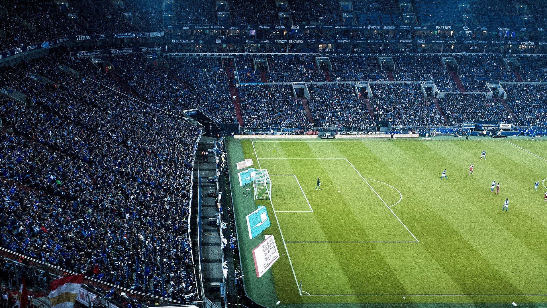 业余足球赛场惊现神级乌龙 球员笑对失误引爆欢乐氛围